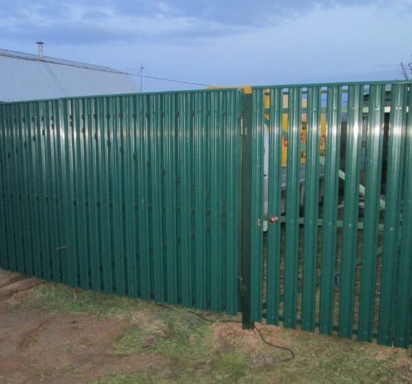 комбинированный забор из профнастила и штакетника